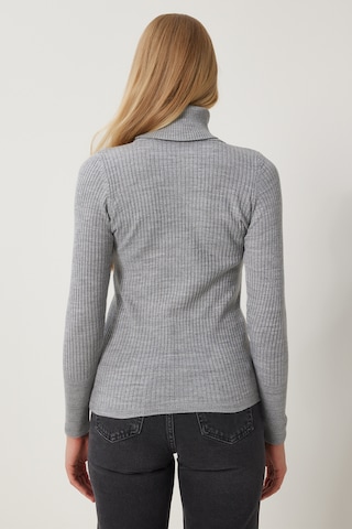 Pullover di Happiness İstanbul in grigio