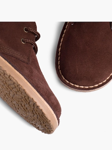 Pisamonas - Botas en marrón