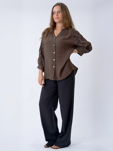 Maglietta ' Fride ' di TEESHOPPEN in marrone: frontale