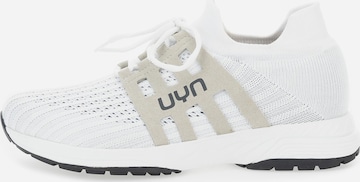 Chaussure de course Uyn en blanc : devant