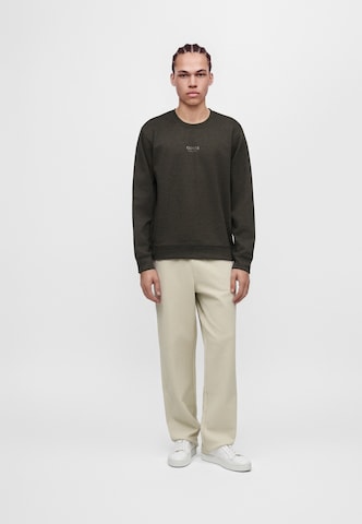 GUESS - Sudadera en marrón
