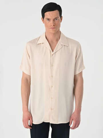 Coupe regular Chemise Antioch en beige : devant