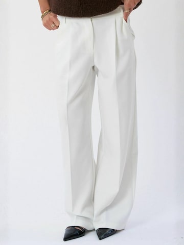 TEESHOPPEN - Regular Calças ' Mila ' em branco