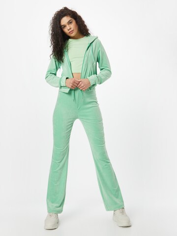 Gina Tricot Laienev Püksid 'Melinda', värv roheline