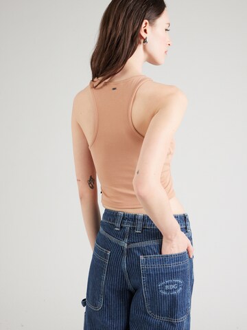 Superdry - Top en marrón