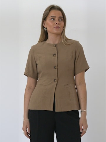 TEESHOPPEN - Camiseta ' Isolde ' en marrón: frente