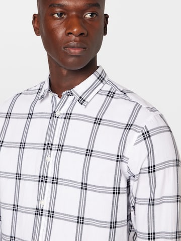 JACK & JONES جينز ضيق الخصر والسيقان قميص 'Gingham' بلون أبيض