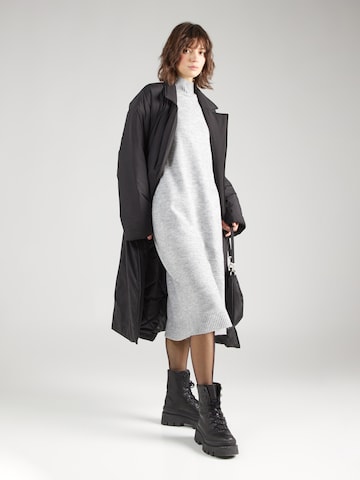 Robes en maille 'OMUNA' b.young en gris