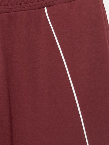 Pull&Bear Regular Housut värissä punainen