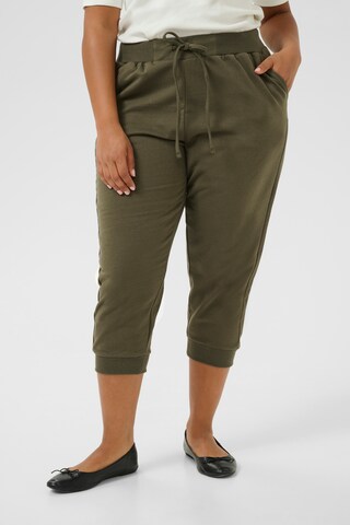 Effilé Pantalon 'Ann' KAFFE CURVE en vert : devant