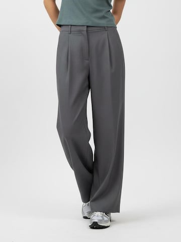 STUDIO SELECT Loosefit Παντελόνι πλισέ 'Elsa' σε γκρι: μπροστά