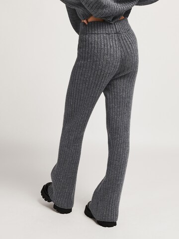 UNFOLLOWED x ABOUT YOU Regular Панталон 'Comfy' в сиво: отзад