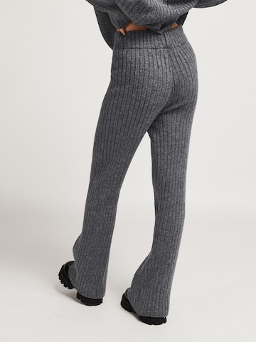Regular Pantalon 'Comfy' UNFOLLOWED x ABOUT YOU en gris : derrière