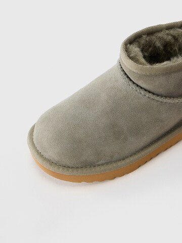 Bocanci de zăpadă 'CLASSIC ULTRA MINI' de la UGG pe verde