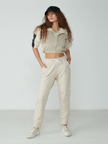 C&City Tapered Trousers in Beige: front