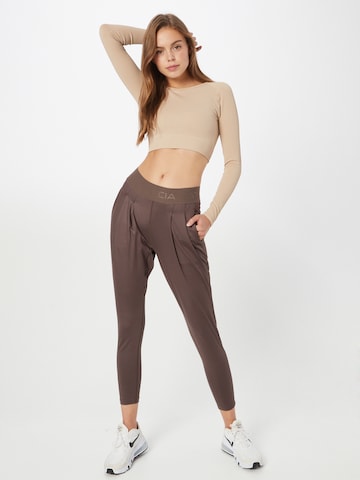 Athlecia Tapered Sportbroek 'Beastown' in Bruin