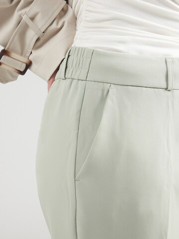 Coupe slim Pantalon à plis ONLY Carmakoma en vert