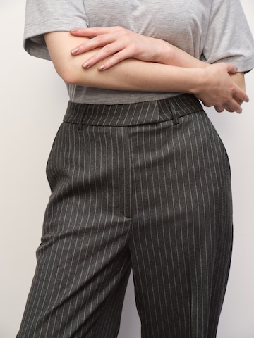 RÆRE by Lorena Rae Regular Pantalon 'Fabrice' in Grijs