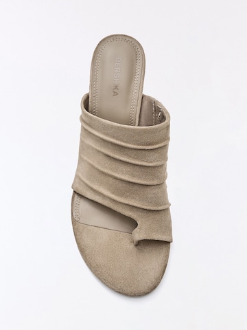 Bershka Klipklappere i beige