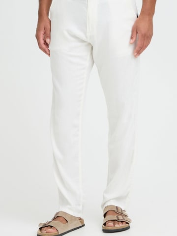 Regular Pantalon chino ' BHLikan ' BLEND en blanc