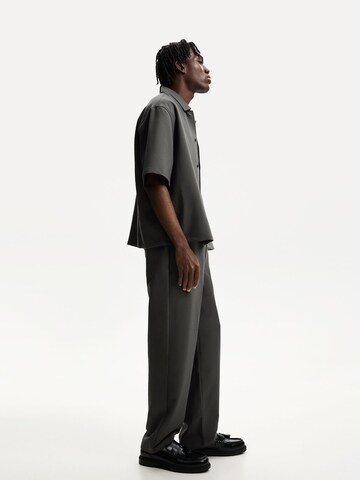 Bershka Loosefit Kalhoty – šedá