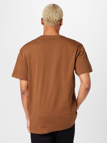 Tricou 'Chase' de la Carhartt WIP pe maro