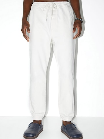 Pull&Bear Tapered Jeans in White: front