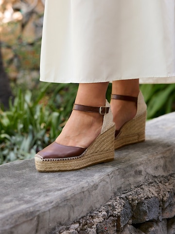 Alhamas - Zapatos destalonado 'Alpargata Cuña 10 cm' en marrón: frente