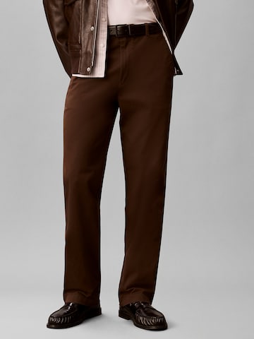 Regular Pantalon chino '90s' Calvin Klein Jeans en marron : devant