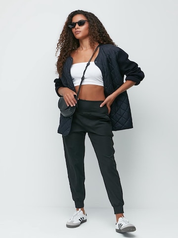 C&City Tapered Pants in Black: front