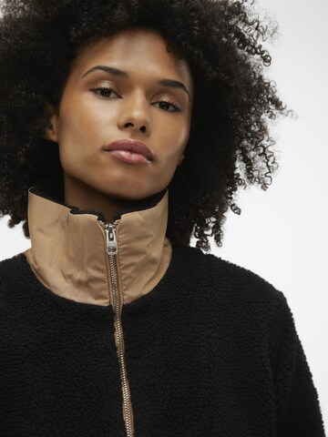 Veste mi-saison 'LUNE' VERO MODA en noir