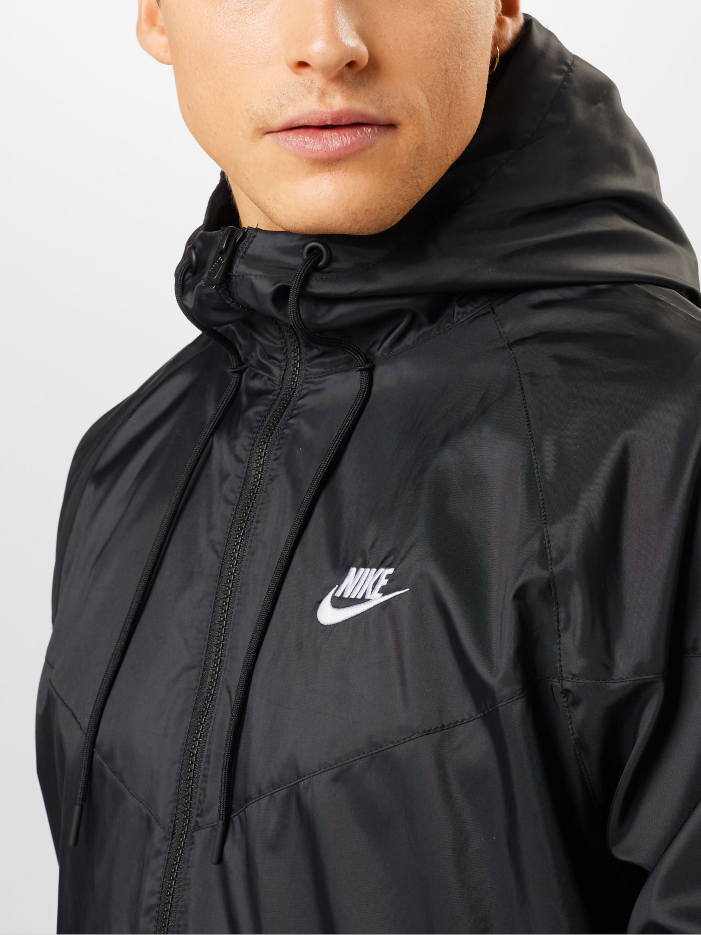Nike Sportswear Between Season Jacket Windrunner in Black