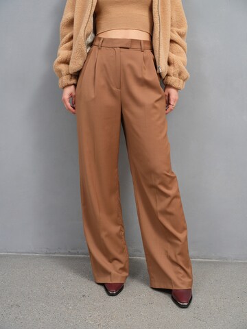 A LOT LESS Wide leg Pleated Pants 'Mila' in Brown: front