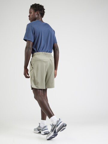 regular Pantaloni sportivi 'Totality' di NIKE in verde