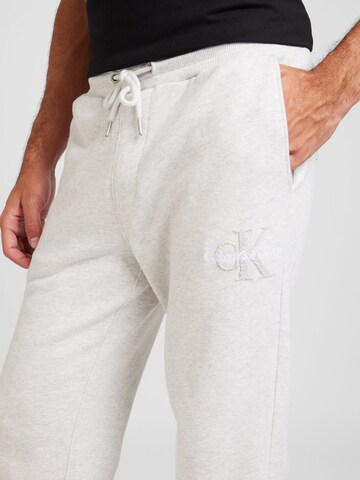 Effilé Pantalon Calvin Klein Jeans en gris