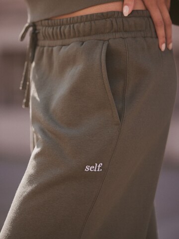 self. - Pierna ancha Pantalón en verde