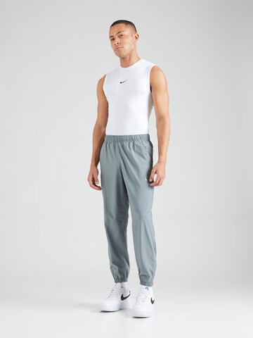 NIKE - Tapered Pantalón deportivo 'FORM' en gris