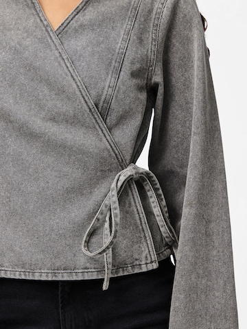 PIECES - Blusa en gris