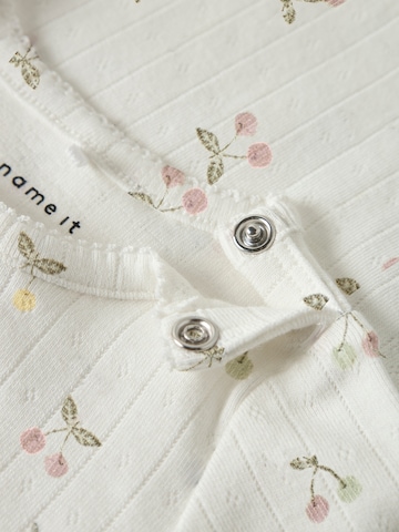NAME IT Φορμάκι/κορμάκι 'NBFFICHERRY' σε λευκό