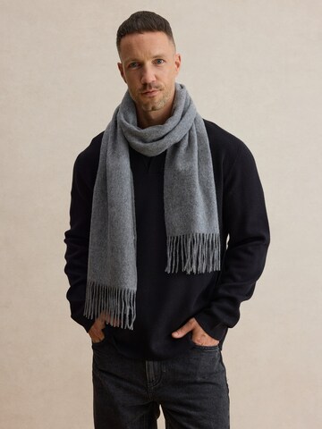 DAN FOX APPAREL Шарф 'Finnley' в Серый: спереди