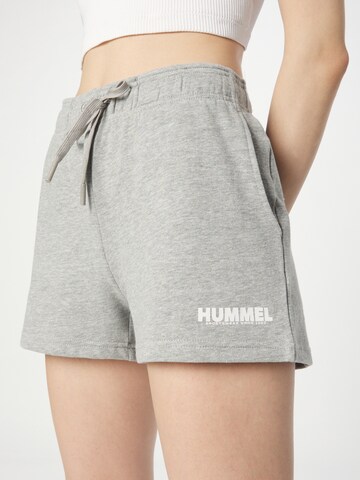 Hummel Regular Sportshorts in Grau