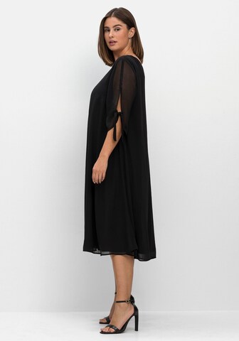 SHEEGO Sukienka koktajlowa w kolorze czarny