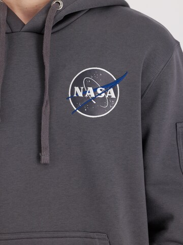 ALPHA INDUSTRIES - Sweatshirt 'NASA' em cinzento