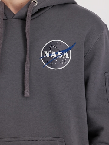 ALPHA INDUSTRIES Sweatshirt 'NASA' in Grau