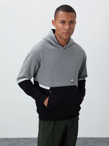 Tommy Life Sweatshirt in Grijs: voorkant