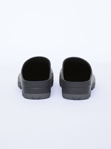 Gardena Clogs in Black