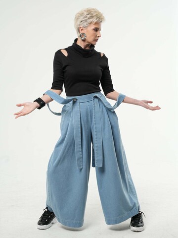 Wide leg Jeans con pettorina di Metamorphoza in blu