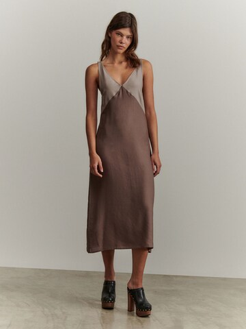 Robe 'Josefin' ABOUT YOU x Marie von Behrens en marron : devant