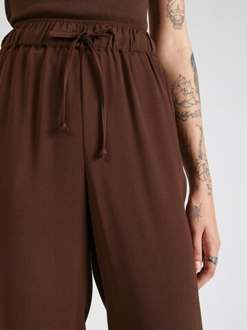 SOAKED IN LUXURY Tapered Pants 'Shirley' in Brown