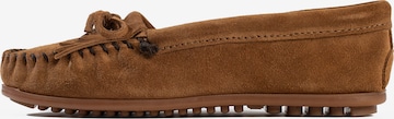 Minnetonka - Mocassins 'Kilty' em castanho: frente